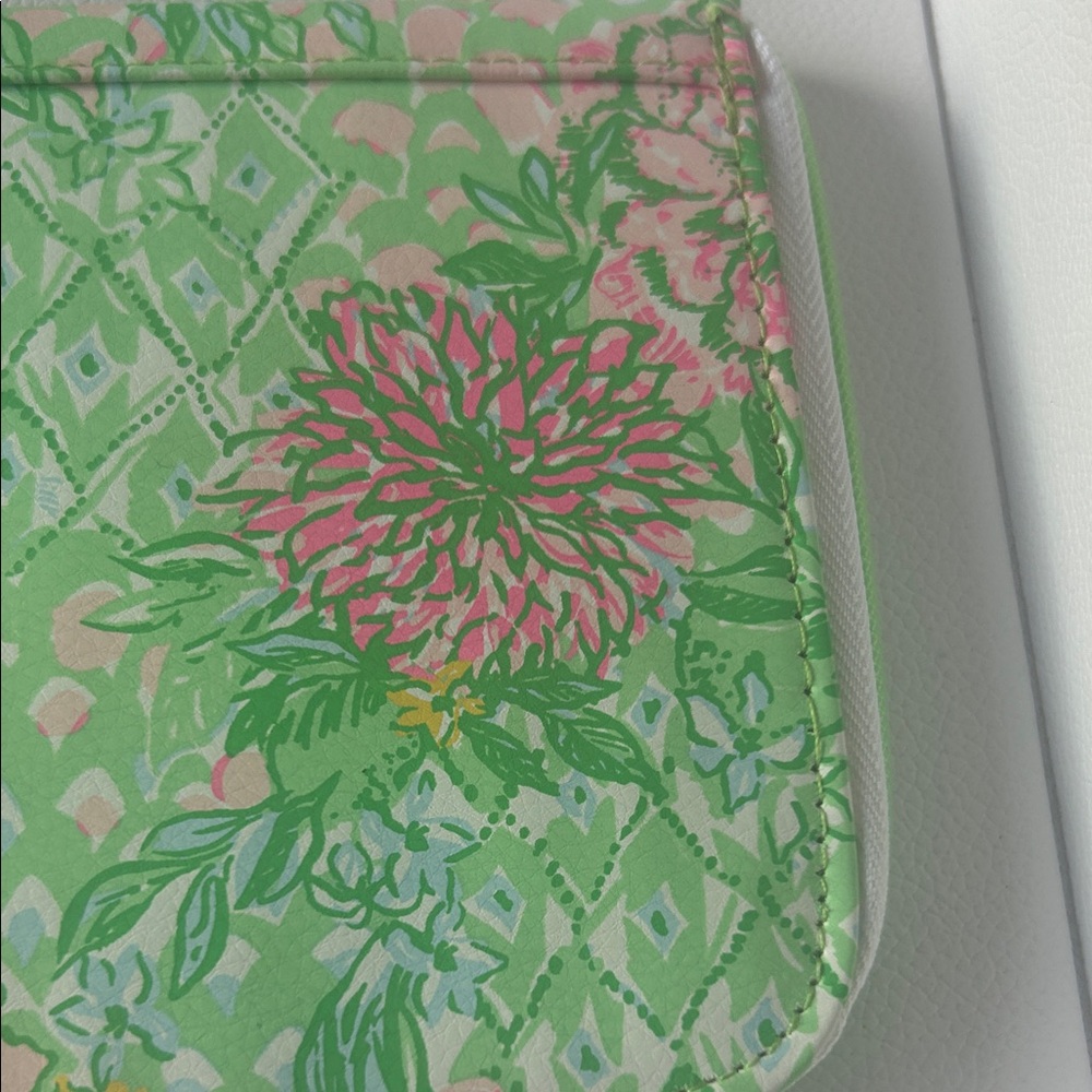 Lilly Pulitzer Pink and Green Floral Passport Travel wallet BNWT - Picture 9 of 16